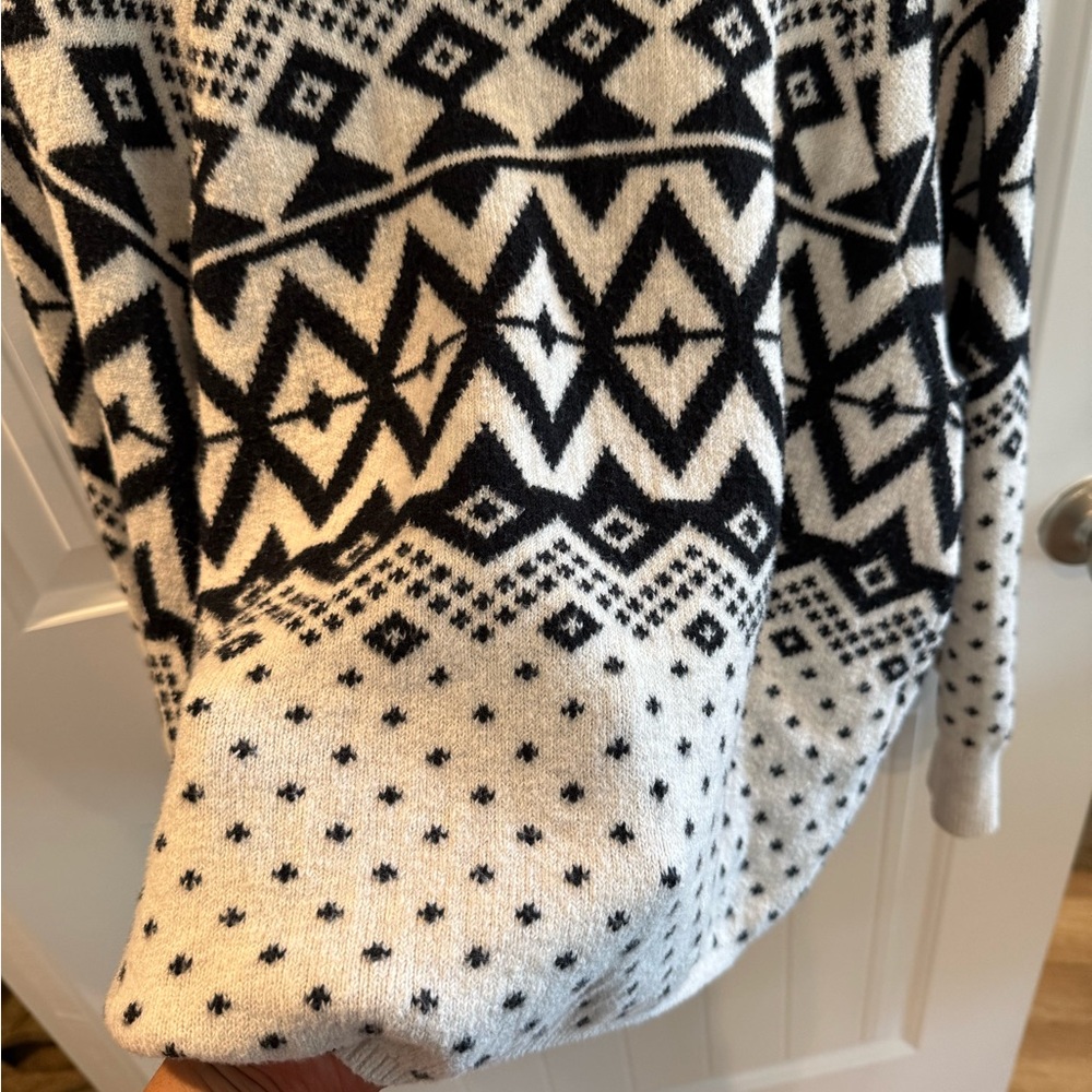 Old Navy Black and Cream Geometric Sweater - Picture 2 of 4